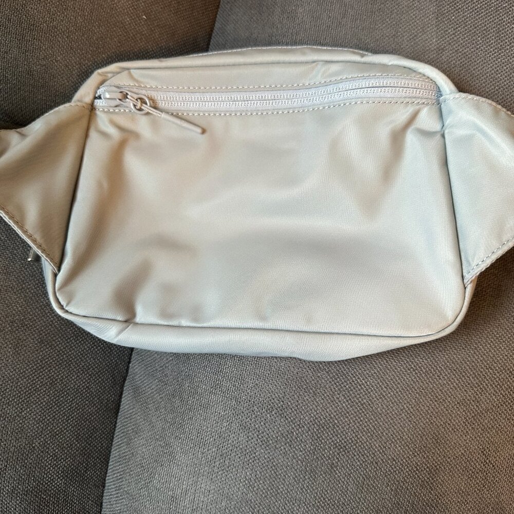 Lululemon Everywhere Belt Bag Large (2L) – Rhino Grey - Picture 2 of 4